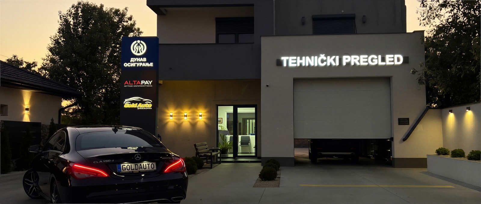 Zgrada stanice Gold Auto sa svetlećim natpisom Tehnički pregled